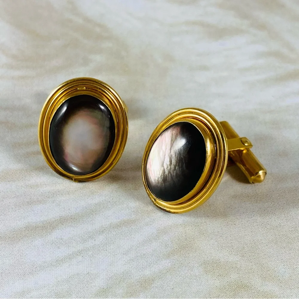 Elegant Gold and mother-of-pearl Oval cuff links